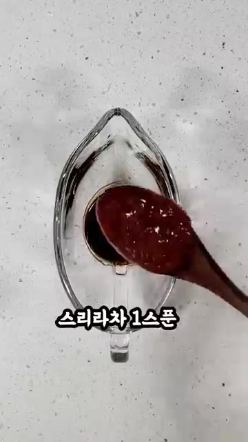 팽이버섯은 밑동을 자르고 물로 살짝 씻어 반으로 가른다. — 진짜 식감 미친 팽이버섯 덮밥 완성!