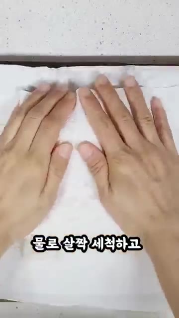 팬에 기름을 두르고 중약불로 팽이버섯을 익힌다. — 진짜 식감 미친 팽이버섯 덮밥 완성!