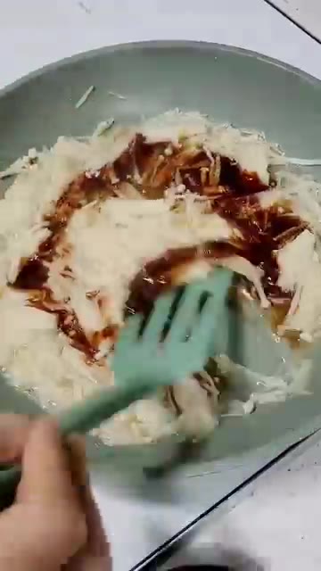 만들어둔 소스를 붓고 살짝 졸여준다. — 진짜 식감 미친 팽이버섯 덮밥 완성!
