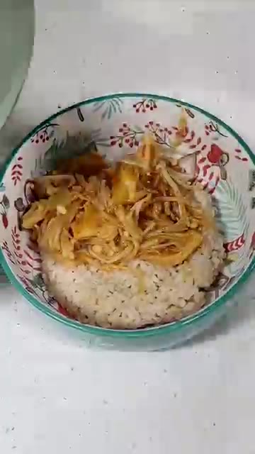 그릇에 현미밥을 담고 볶은 팽이버섯을 올린다. — 진짜 식감 미친 팽이버섯 덮밥 완성!