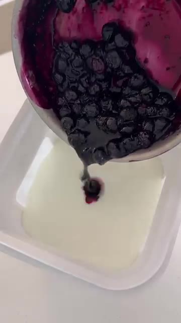 만들어진 블루베리 콩포트를 요거트 위에 붓는다. — 홈메이드 블루베리 그릭 요거트