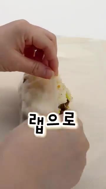 랩 위에 밥을 올리고 떡갈비를 올린 후 다시 밥을 올려 모양을 잡아준다. — 초간단 유아식 떡갈비 라이스버거
