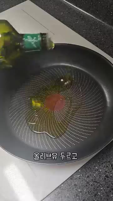 염장미역을 물에 여러 번 씻어 소금을 빼준 후 물에 30분 정도 담… — 우리 엄마 초간단 요리 미역줄기볶음!