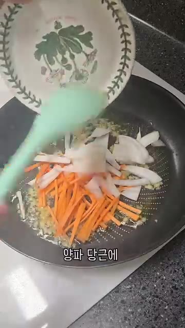 팬에 올리브유를 두르고 다진 마늘 1스푼을 넣어 볶아줍니다. 볶아준… — 우리 엄마 초간단 요리 미역줄기볶음!
