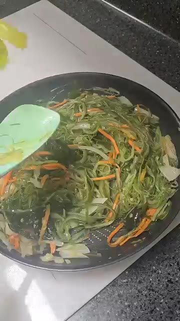 물기를 뺀 미역줄기를 넣고 볶다가 들기름 1스푼을 넣습니다. — 우리 엄마 초간단 요리 미역줄기볶음!