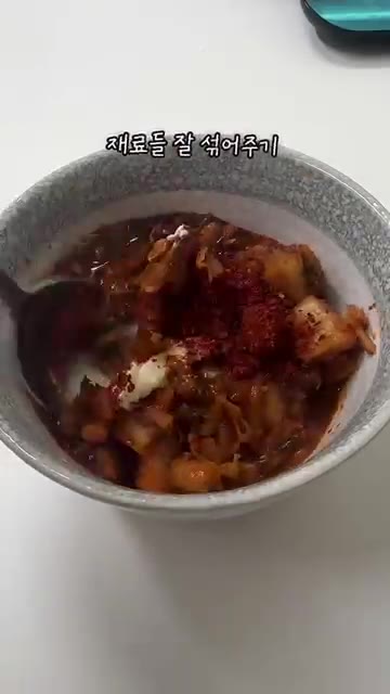 잘게 자른 김치 5큰술, 알룰로스 1큰술, 간장 1큰술, 고춧가루… — 두부 한 모 넣고 밥은 딱 4~5숟갈! 🍚 밥은 줄이고 두부+참치로 든든하게 채운 다이어트 김치볶음밥이에요✨