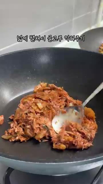 저칼로리 참치 1캔을 넣어 섞어줍니다. — 두부 한 모 넣고 밥은 딱 4~5숟갈! 🍚 밥은 줄이고 두부+참치로 든든하게 채운 다이어트 김치볶음밥이에요✨