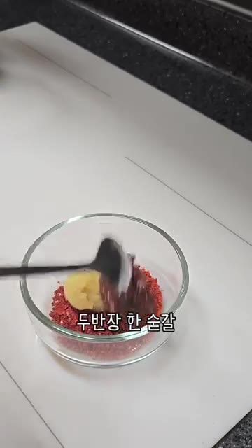 팬에 올리브유를 두르고 대파를 넣어 파기름을 냅니다. 파기름에 재워… — 우리 엄마 초간단 요리 마파두부!