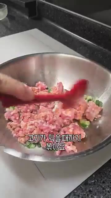 볶은 고기에 양념장을 넣고 볶다가 물 300ml를 부어줍니다. — 우리 엄마 초간단 요리 마파두부!
