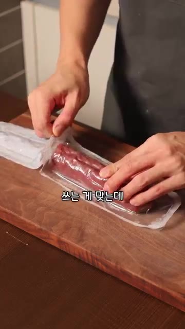 발효된 반죽을 4등분하여 동그랗게 모양을 잡고, 팬에 올리브 오일을… — 피자를 튀겨 먹는 나라
