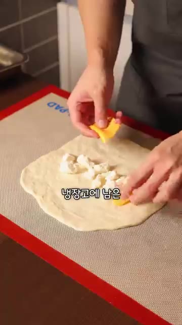 180도 이상으로 예열된 기름에 반죽을 넣어 겉면이 바삭해질 때까지… — 피자를 튀겨 먹는 나라