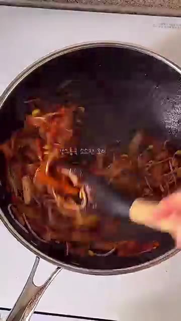 콩나물이 숨이 죽으면 청양고추를 넣고 살짝 더 볶다가 불을 끕니다. — 원팬으로 휘리릭 볶아 만드는 매콤달달 콩나물 어묵볶음 레시피