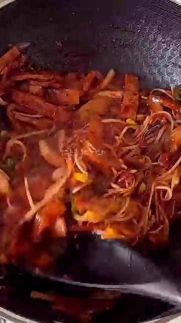 참기름과 깨를 넣고 골고루 섞어주면 매콤달달한 콩나물 어묵볶음이 완… — 원팬으로 휘리릭 볶아 만드는 매콤달달 콩나물 어묵볶음 레시피