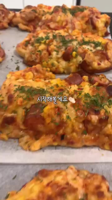 볼에 강력분, 우유, 버터를 넣고 주걱으로 가루가 보이지 않을 때까… — 집에서 만드는 낙엽 소세지빵 레시피
