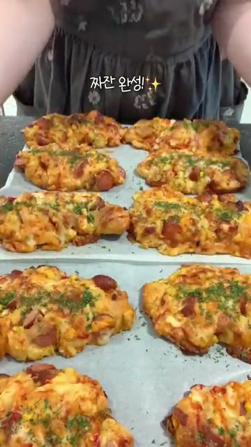 구워진 빵 위에 파슬리 가루를 솔솔 뿌려주면 완성입니다. — 집에서 만드는 낙엽 소세지빵 레시피