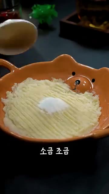 찐 감자를 포크로 곱게 으깨줍니다. — 감자 치즈 있으세요? 이 레시피면 끝납니다