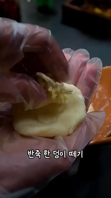 소금 약간, 우유, 전분을 넣고 가루가 보이지 않을 때까지 반죽합니다. — 감자 치즈 있으세요? 이 레시피면 끝납니다