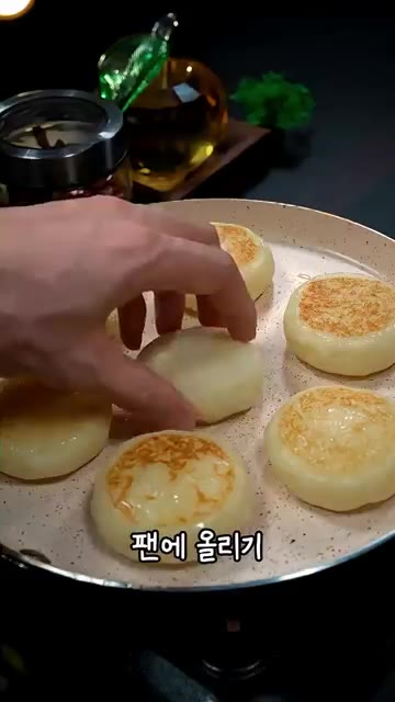 반죽을 조금 떼어 펼친 뒤 가운데 슈레드 치즈를 넣고 감싸줍니다. — 감자 치즈 있으세요? 이 레시피면 끝납니다