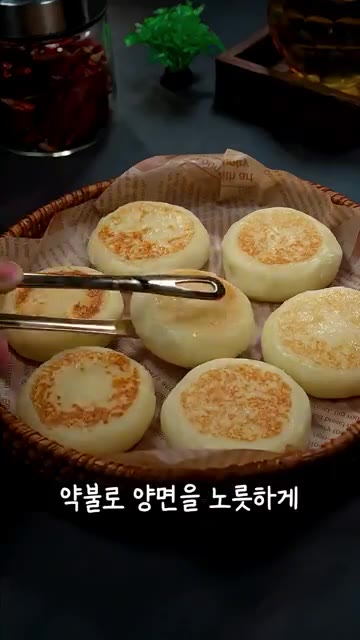 둥글납작하게 모양을 만들어 팬에 올립니다. — 감자 치즈 있으세요? 이 레시피면 끝납니다