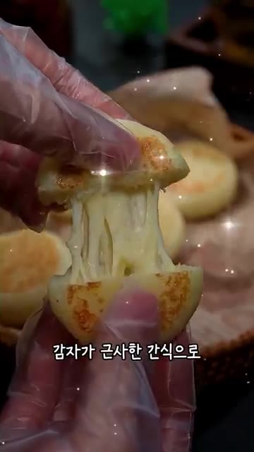 약불로 양면이 노릇하게 구워주면 완성입니다. — 감자 치즈 있으세요? 이 레시피면 끝납니다