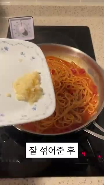 준비해 둔 다진 마늘을 넣습니다. — 원팬 토마토 버터 파스타 만들기