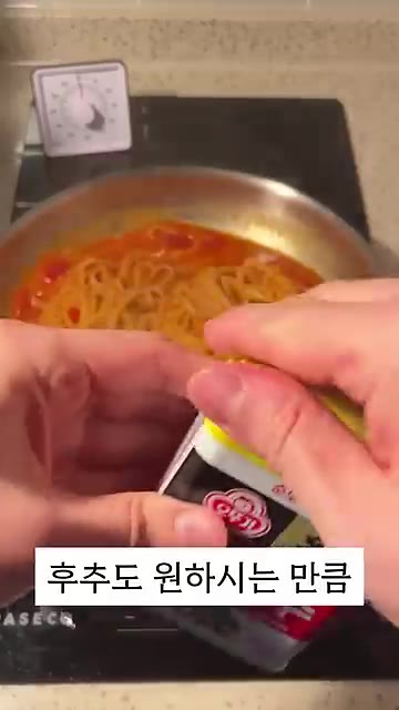 후추를 약간 뿌리고 파슬리를 넣어줍니다. — 원팬 토마토 버터 파스타 만들기