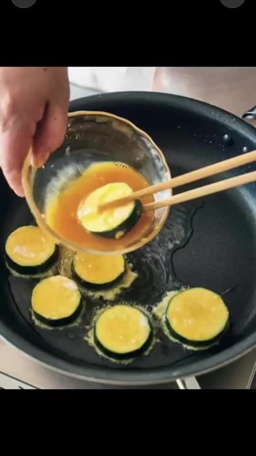 애호박에 계란 반죽을 묻힌다. — 애호박 계란전 레시피