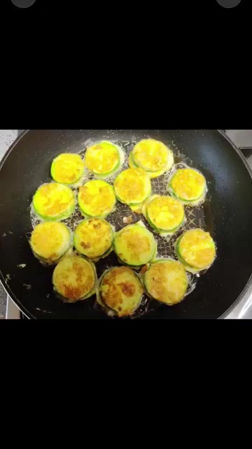 모든 애호박을 부쳐 접시에 담는다. — 애호박 계란전 레시피