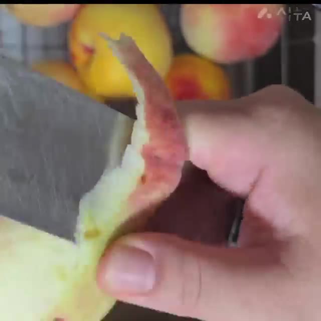 복숭아 껍질을 벗기고 씨를 제거한 후 먹기 좋은 크기로 썰어줍니다. — 복숭아 통조림 만들기