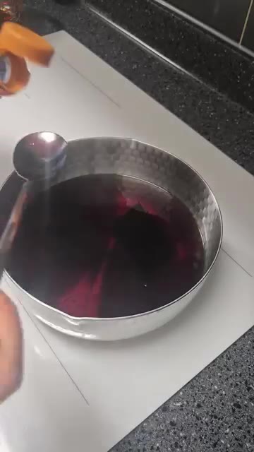 다시마 1장과 액젓 2큰술을 넣고 끓인다. — 우리 엄마 초간단 메추리알꽈리고추조림!