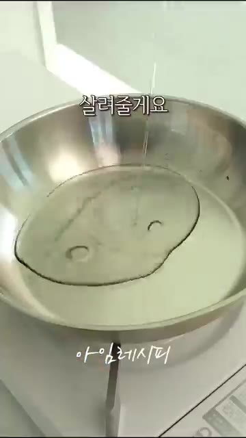 달군 팬에 기름을 두르고 두부 겉면이 노릇해질 때까지 부쳐주세요. — 두부조림에 '이것' 하나만 넣었더니 밥도둑 끝판왕