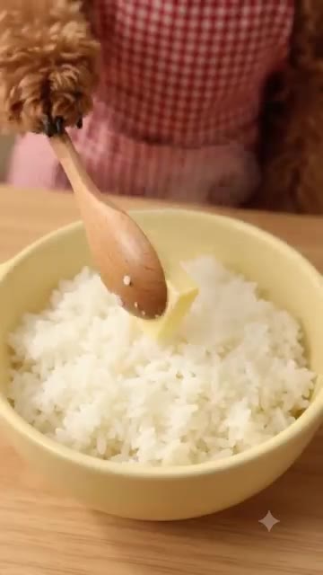 따뜻한 밥 위에 버터를 올리고 간장을 뿌려줍니다. — 3분 완성! 귀여운 푸들 셰프의 실패 없는 계란 간장버터밥