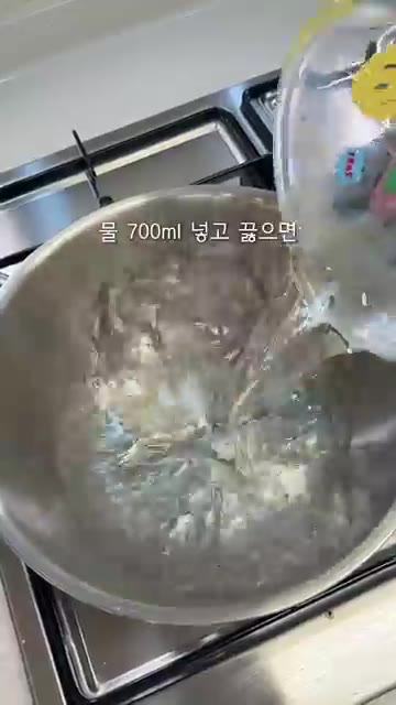 다른 냄비에 물을 넉넉히 붓고 끓으면 소면을 넣고 삶는다. 면이 익… — 10분컷 할매손맛 잔치국수