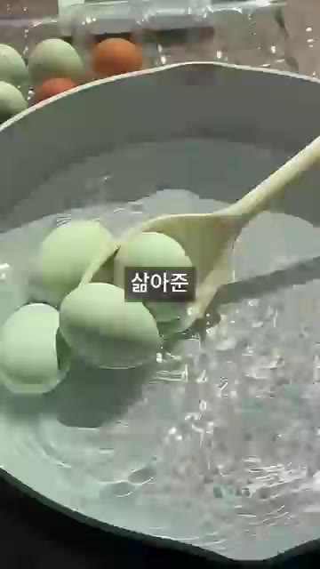 달걀을 삶아 찬물에 식힌 후 껍질을 벗겨 노른자만 분리한다. — 반숙란이 톡! 고소함 폭발하는 인스타 감성 에그 마요 토스트