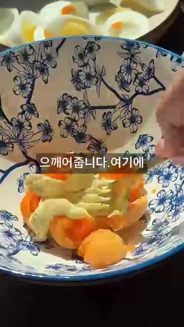 분리한 달걀 노른자에 마요네즈와 소스를 넣고 으깬 후, 흰자도 썰어… — 반숙란이 톡! 고소함 폭발하는 인스타 감성 에그 마요 토스트