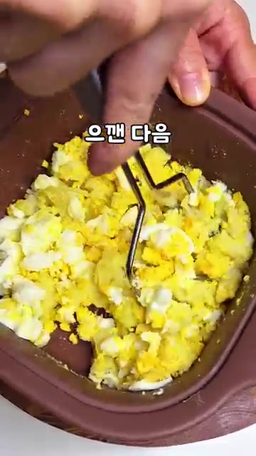 전자레인지에서 꺼낸 감자에 삶은 계란 2개를 넣고 으깨주세요. — 안소희 다이어트 감자샐러드 레시피
