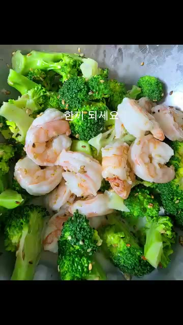 데친 새우와 브로콜리를 넣고 골고루 버무려주면 맛있는 새우 브로콜리… — 3분 컷 마요 새우 브로콜리 무침