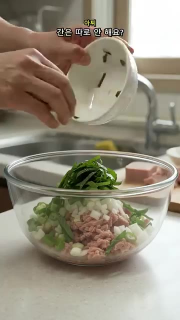 반죽을 올린 라이스페이퍼의 뒷면에 달걀물을 묻힙니다. — 스팸 그냥 굽지 마세요! 라이스페이퍼로 바삭한 스팸전