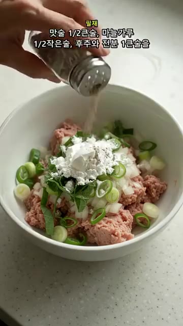 기름 두른 팬에 달걀물 묻힌 면부터 올리고 중약불에서 양면을 노릇하… — 스팸 그냥 굽지 마세요! 라이스페이퍼로 바삭한 스팸전