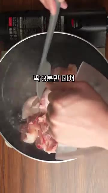 양념장을 만들고 닭에 넣어 10분간 재워둡니다. — 마늘을 이렇게나 넣는다고? 마늘닭도리탕