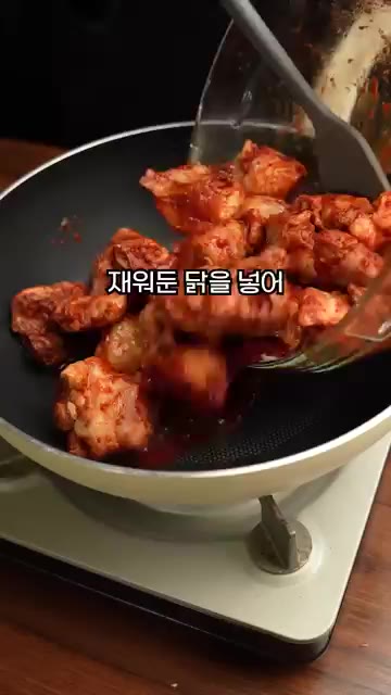 팬에 식용유 1큰술을 두르고 재워둔 닭을 넣어 중불에 3분간 볶아줍니다. — 마늘을 이렇게나 넣는다고? 마늘닭도리탕