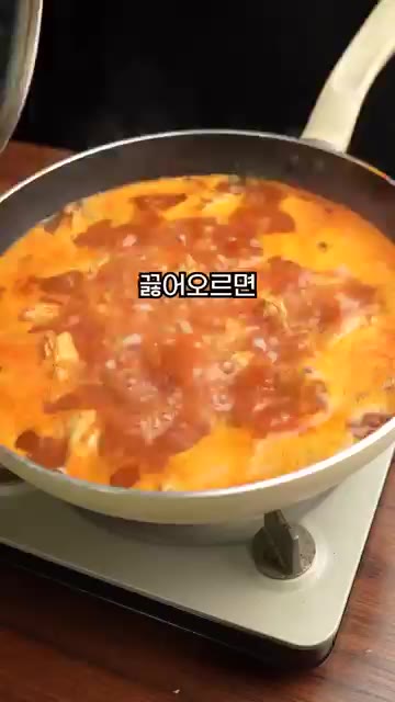물 800ml를 붓고 끓어오르면 뚜껑을 덮어 강불에 10분간 끓여줍니다. — 마늘을 이렇게나 넣는다고? 마늘닭도리탕