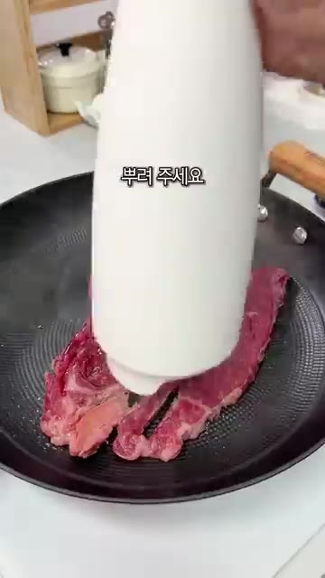구워진 고기를 밥 위에 올린다. — 소고기는 이렇게 먹기! 윤남노 셰프의 소고기 와사비 구이 레시피