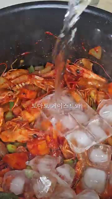물 또는 치킨스톡 2잔과 얼음 8알을 넣고 10분간 푹 끓여줍니다. — 새우 100마리 갈아 넣은 듯한 녹진한 그 맛! 비스퀴 파스타