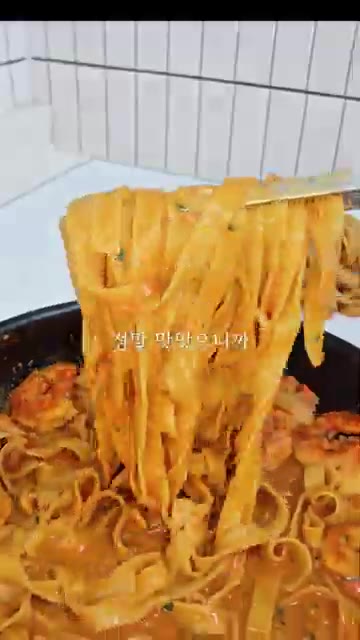 미리 구워둔 새우를 올리고 후추와 파슬리를 뿌려 완성합니다. — 새우 100마리 갈아 넣은 듯한 녹진한 그 맛! 비스퀴 파스타