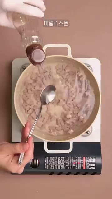냄비에 물 1.5L와 데친 소고기, 미림 1큰술, 간장 2큰술, 참… — 간편한 소고기 무국 레시피