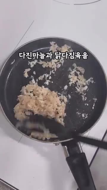 고구마는 전자레인지에 1분 정도 익혀줍니다. — 밥에 쓱 비벼먹는 단백질 반찬 닭고구마볶음