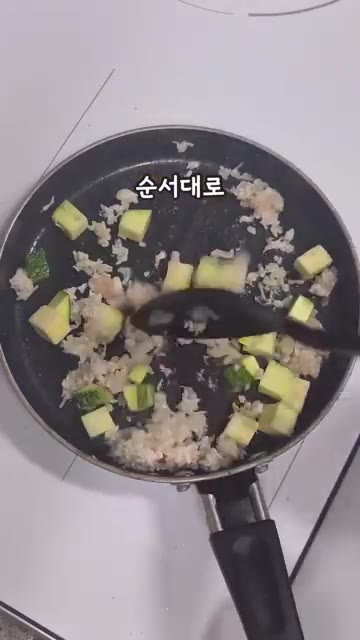 팬에 다진 마늘과 닭다짐육을 넣고 먼저 볶아줍니다. — 밥에 쓱 비벼먹는 단백질 반찬 닭고구마볶음