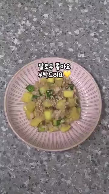 어느 정도 익으면 아기 간장과 참기름을 넣고 볶아줍니다. — 밥에 쓱 비벼먹는 단백질 반찬 닭고구마볶음