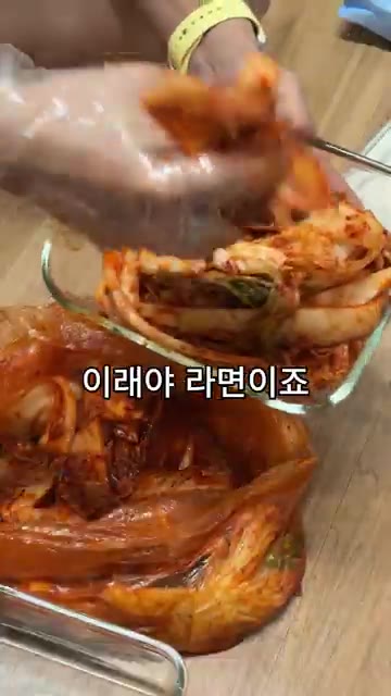 완성된 김치를 용기에 담고, 참깨를 뿌려줍니다. 생각보다 전혀 어렵… — 10분 만에 끝내는 마약 김치 레시피